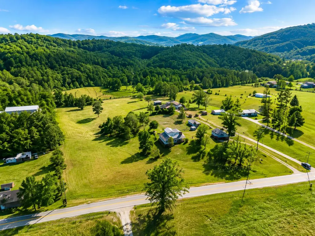 4302 E 904 Highway Williamsburg KY 40769