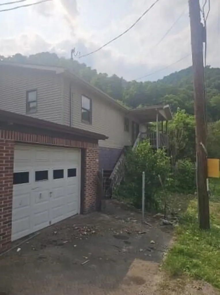 106 Sergent Street Evarts KY 40828