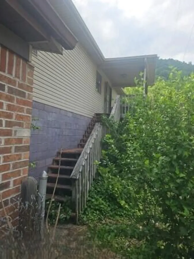 106 Sergent Street Evarts KY 40828