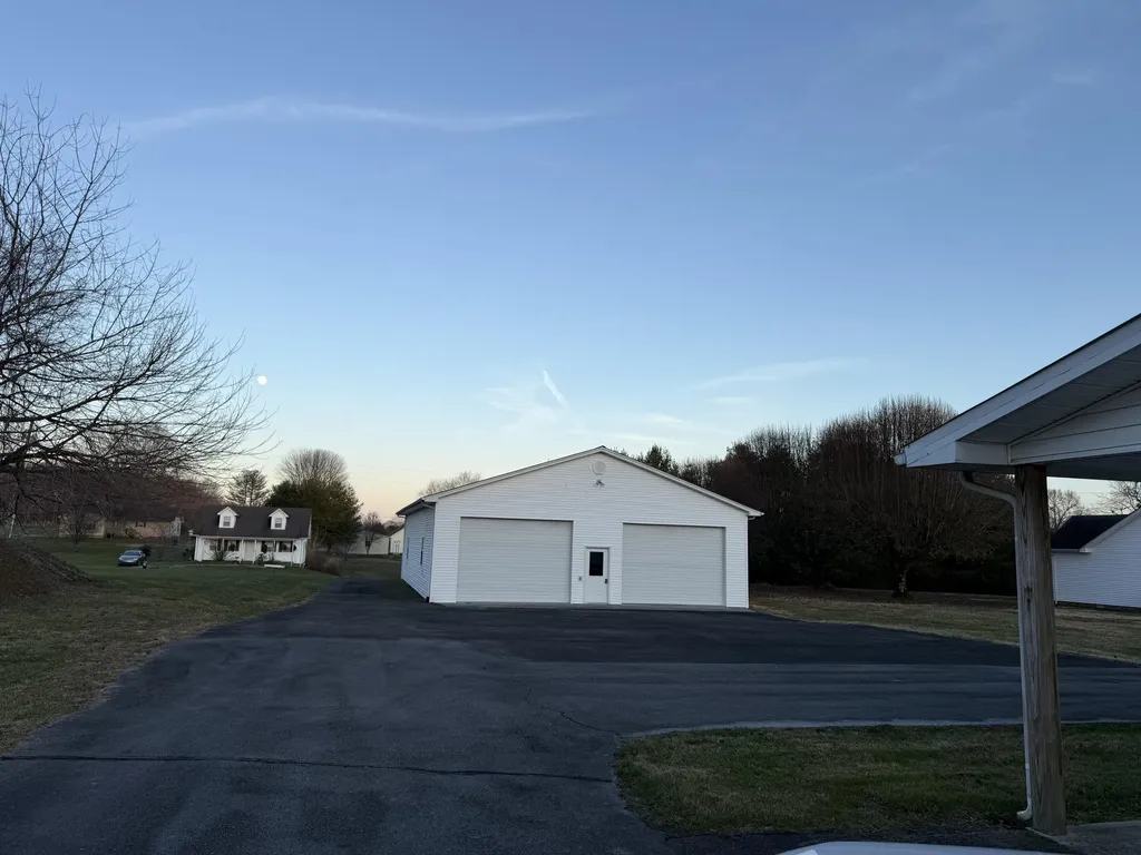 257 Johnny Bernard Lp Russell Springs KY 42642