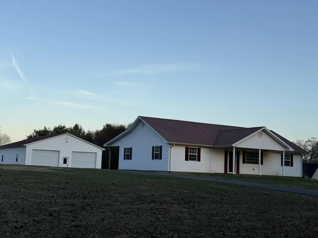257 Johnny Bernard Lp Russell Springs KY 42642