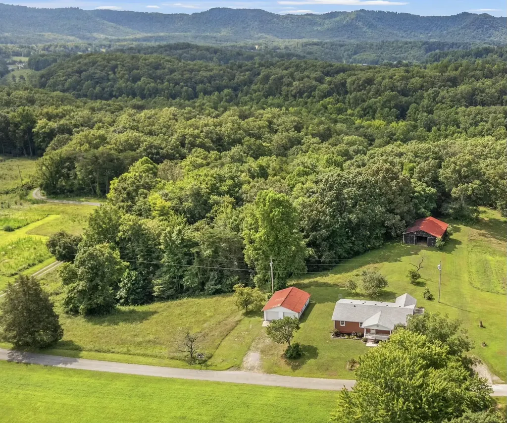 40 Edwards Road Irvine KY 40336