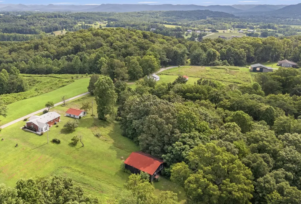 40 Edwards Road Irvine KY 40336