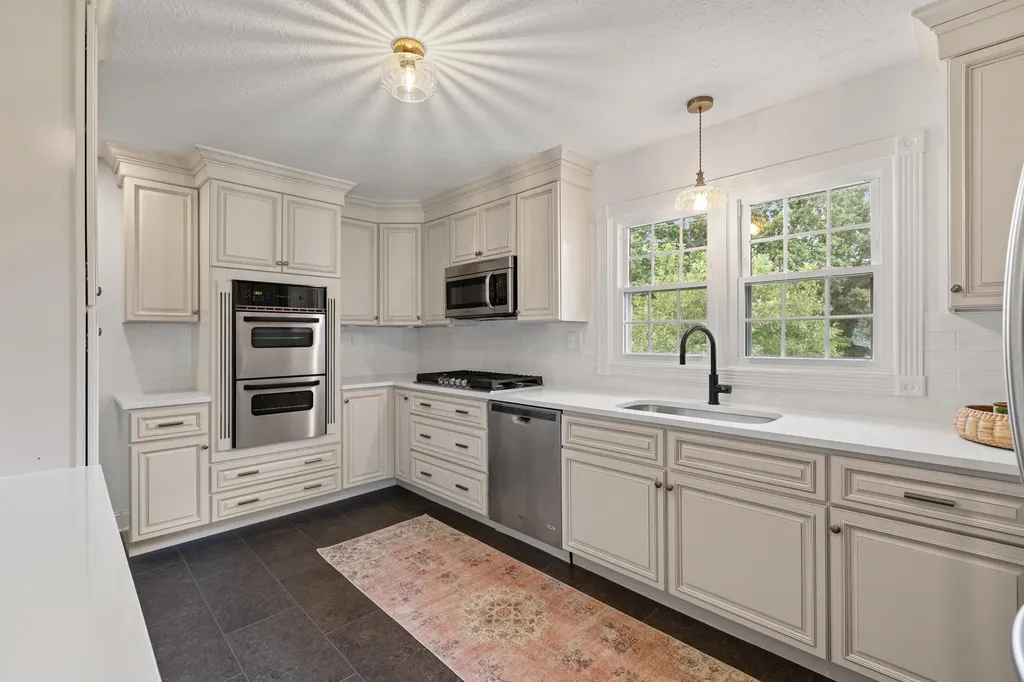 40 Edwards Road Irvine KY 40336