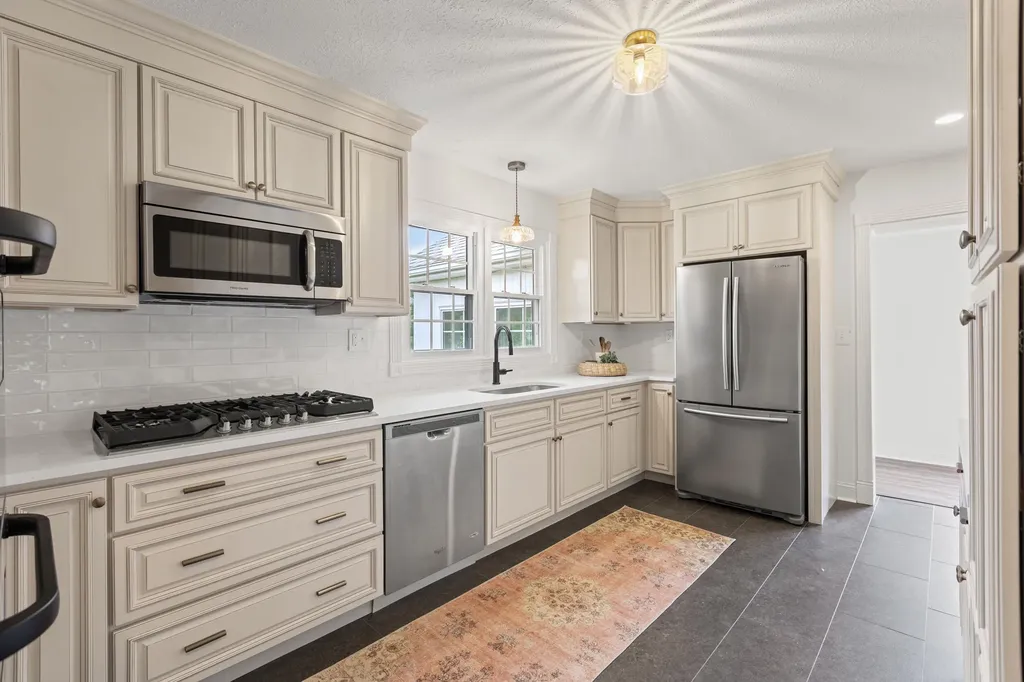 40 Edwards Road Irvine KY 40336