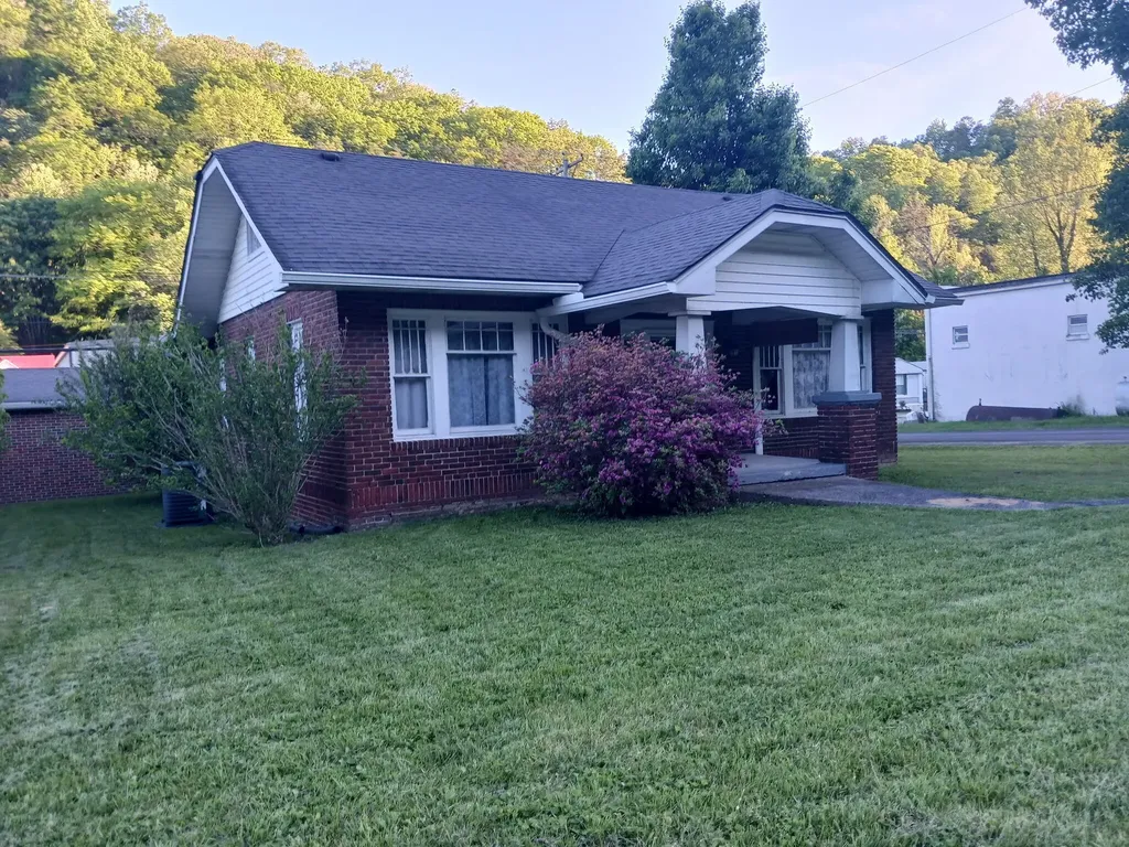 902 Oak Street Cumberland KY 40823