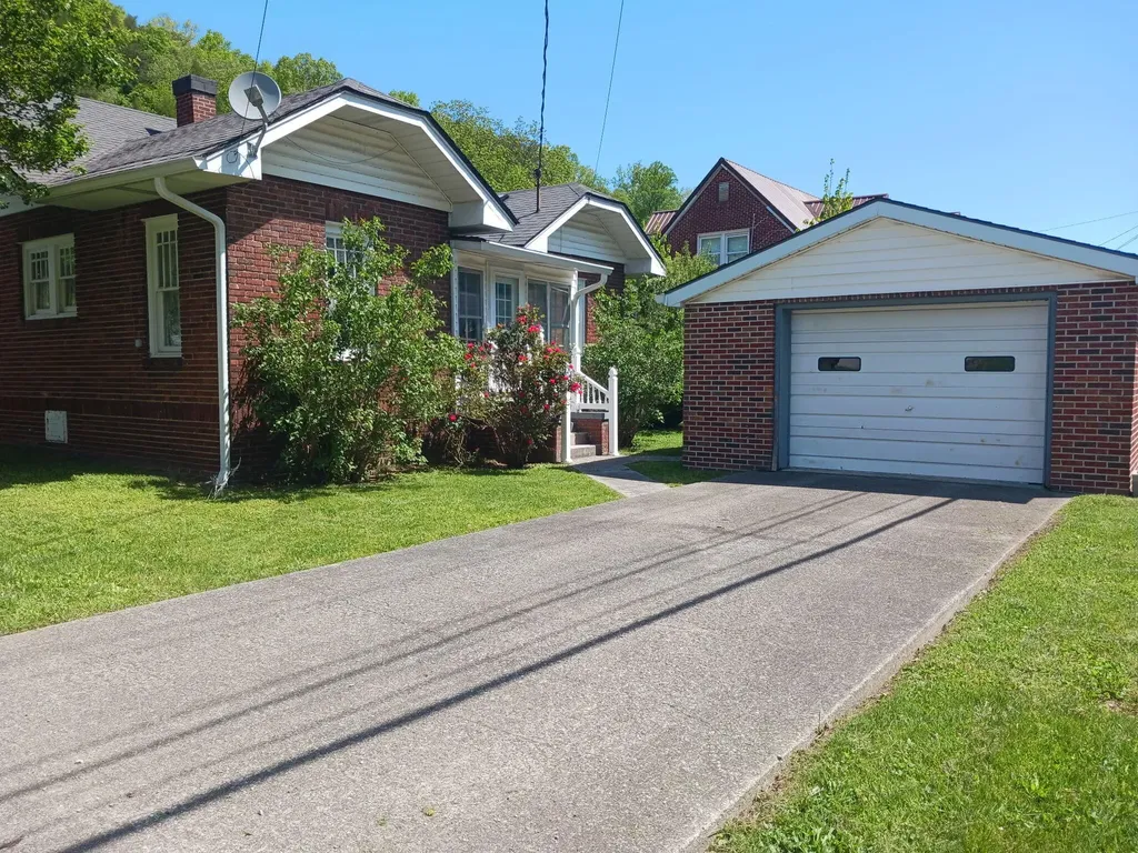 902 Oak Street Cumberland KY 40823