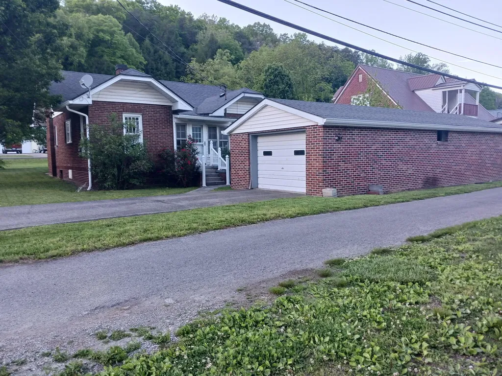 902 Oak Street Cumberland KY 40823