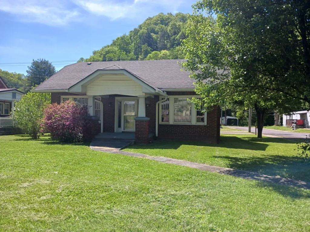 902 Oak Street Cumberland KY 40823