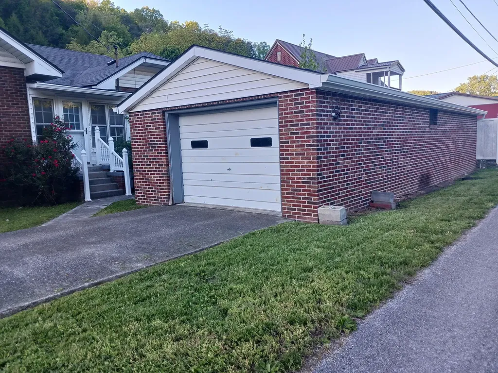 902 Oak Street Cumberland KY 40823