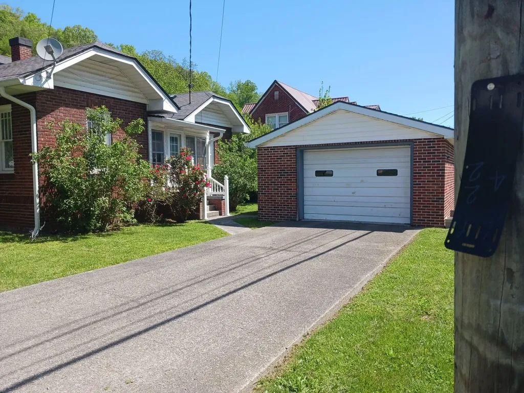 902 Oak Street Cumberland KY 40823