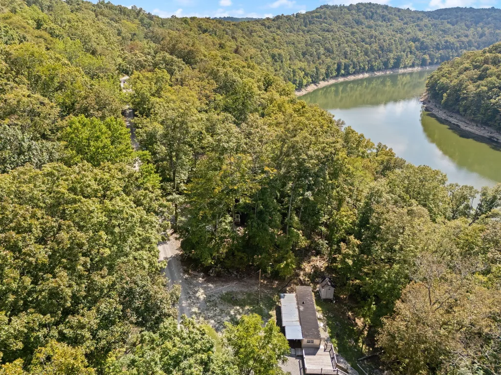 1424 Jasper Lake Drive Burnside KY 42519