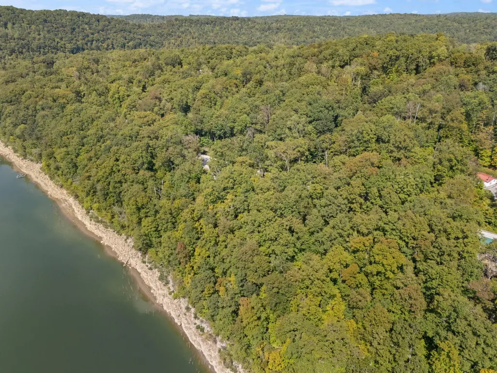 1424 Jasper Lake Drive Burnside KY 42519