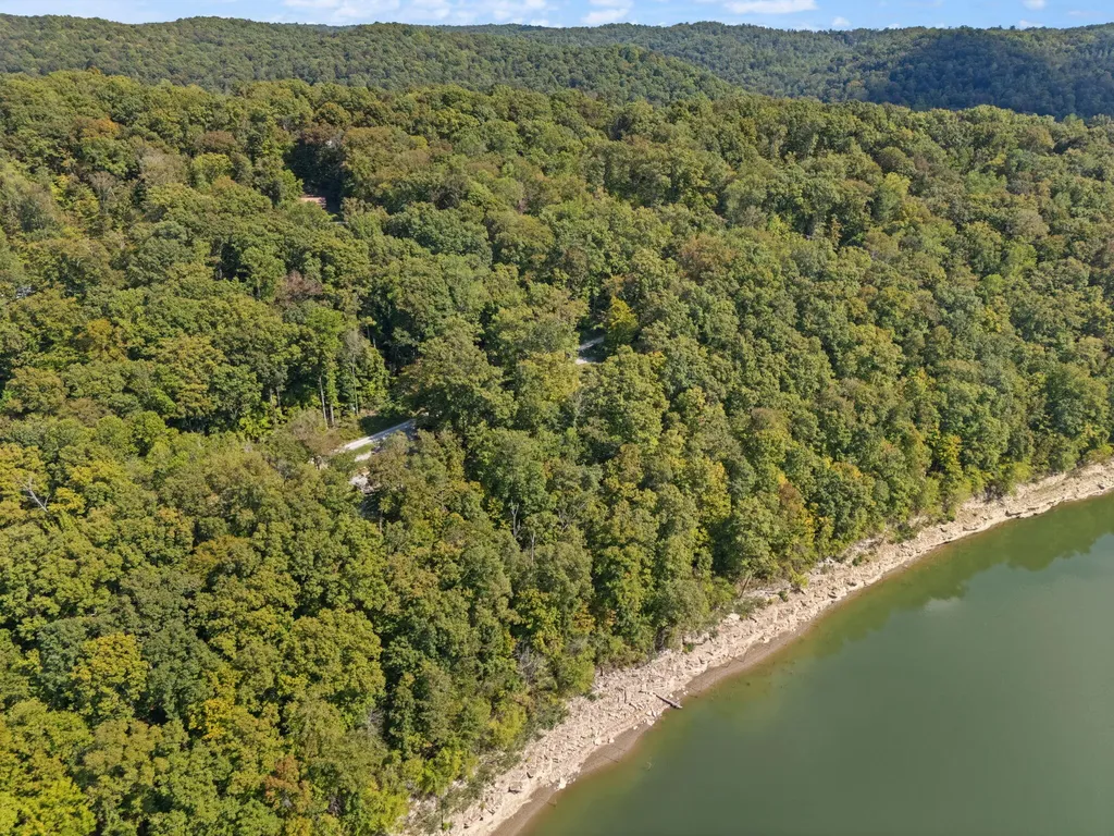 1424 Jasper Lake Drive Burnside KY 42519
