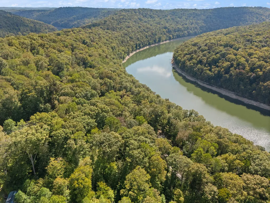 1424 Jasper Lake Drive Burnside KY 42519