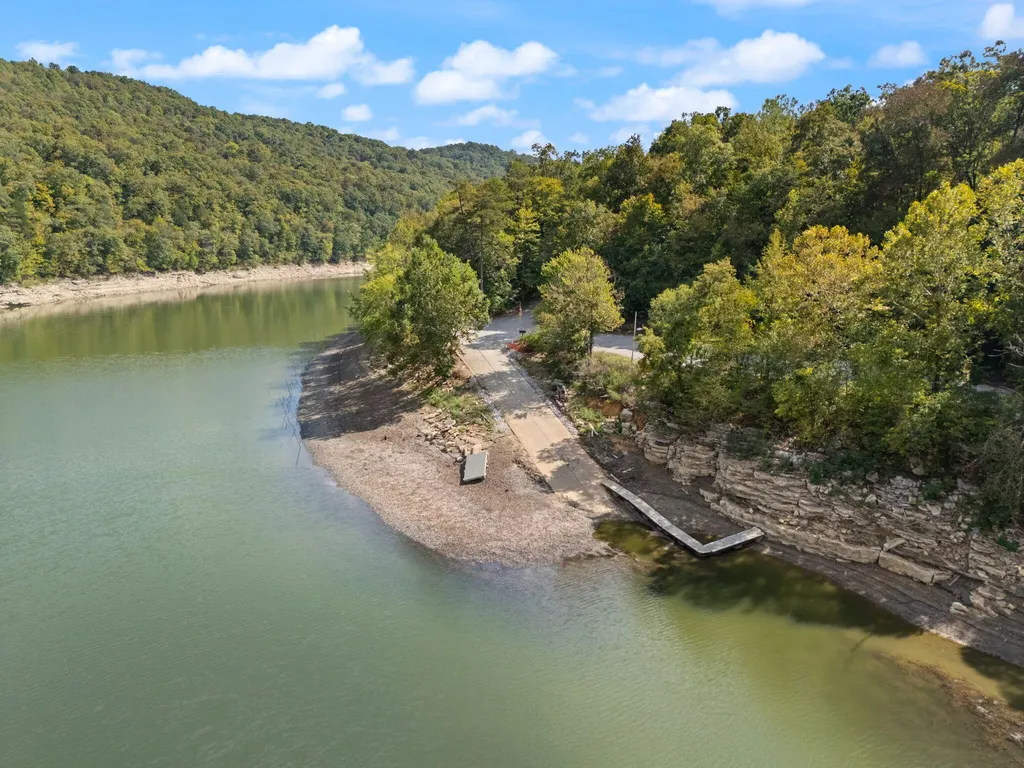 1424 Jasper Lake Drive Burnside KY 42519