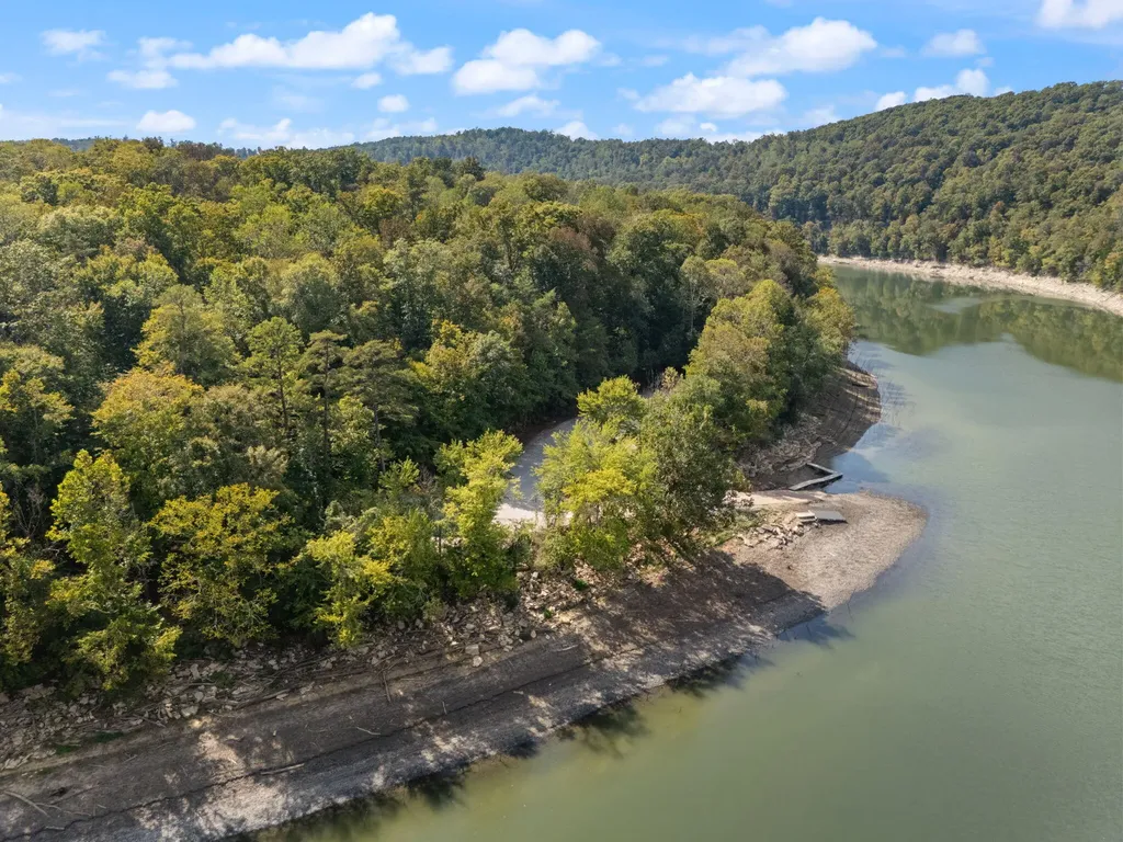 1424 Jasper Lake Drive Burnside KY 42519