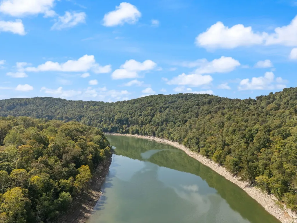 1424 Jasper Lake Drive Burnside KY 42519