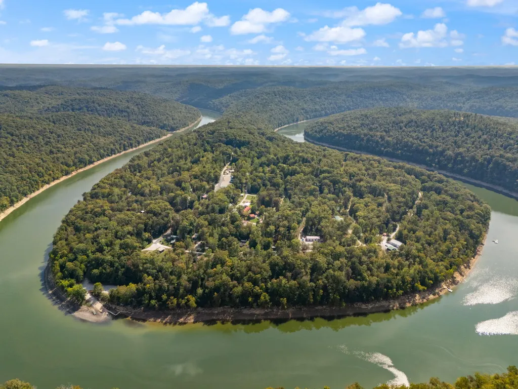 1424 Jasper Lake Drive Burnside KY 42519