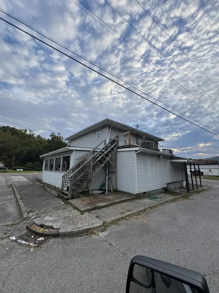 1611-1615 East Main Street Cumberland KY 40823
