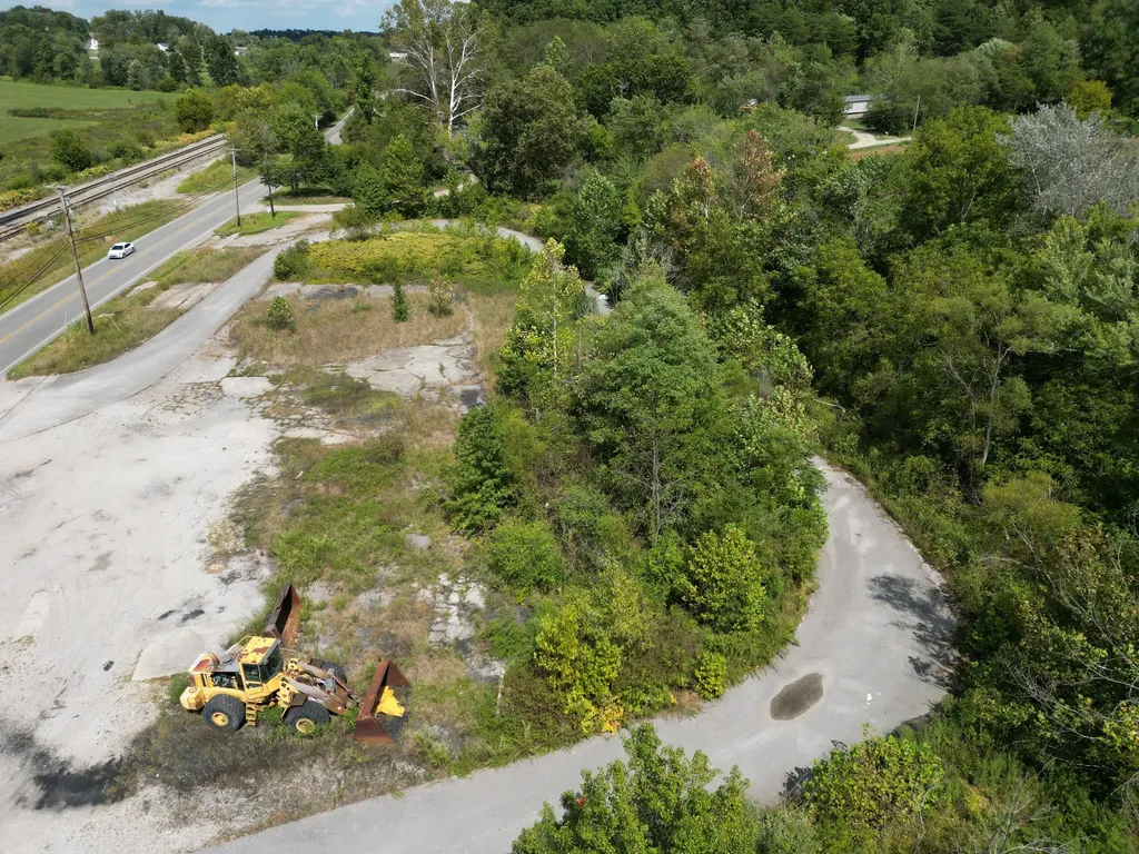 9911 Ky-490 Highway East Bernstadt KY 40729