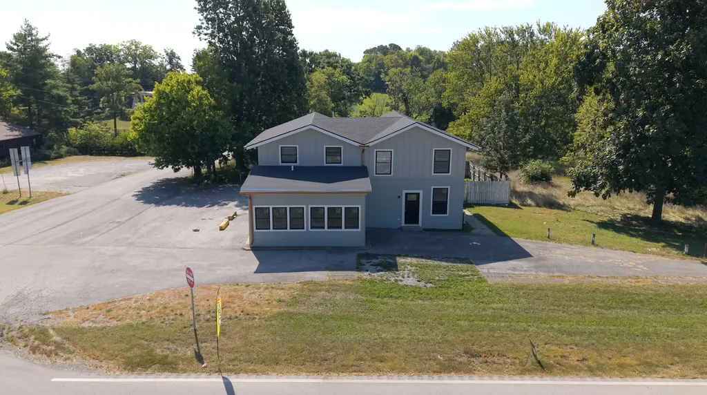 5761 Lexington Road Paris KY 40361