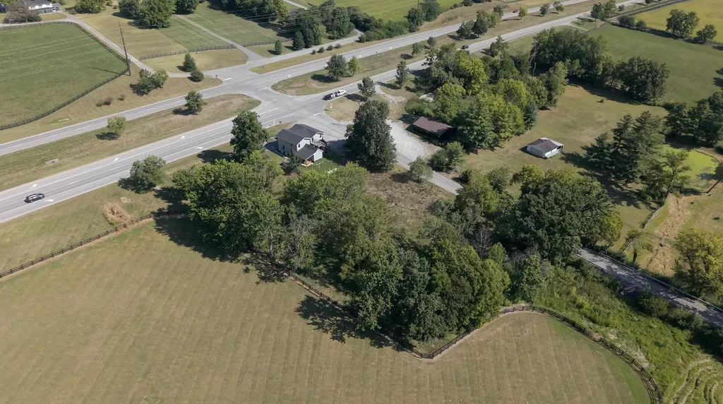 5761 Lexington Road Paris KY 40361