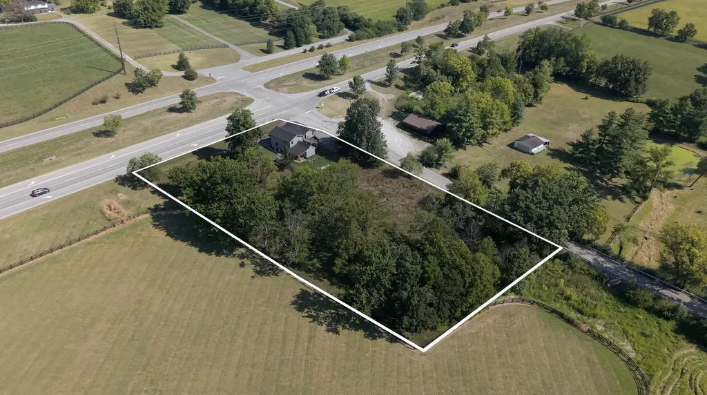 5761 Lexington Road Paris KY 40361