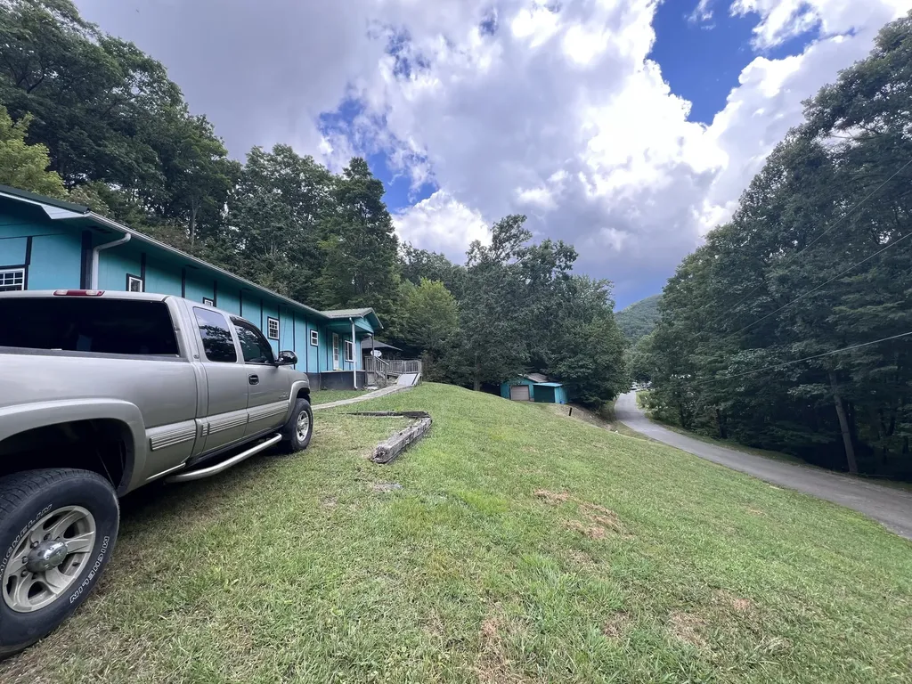 461 Round Ridge Road Pineville KY 40977