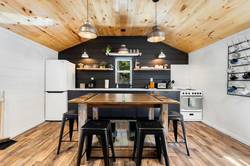 143 Mullins Point Road Campton KY 41301