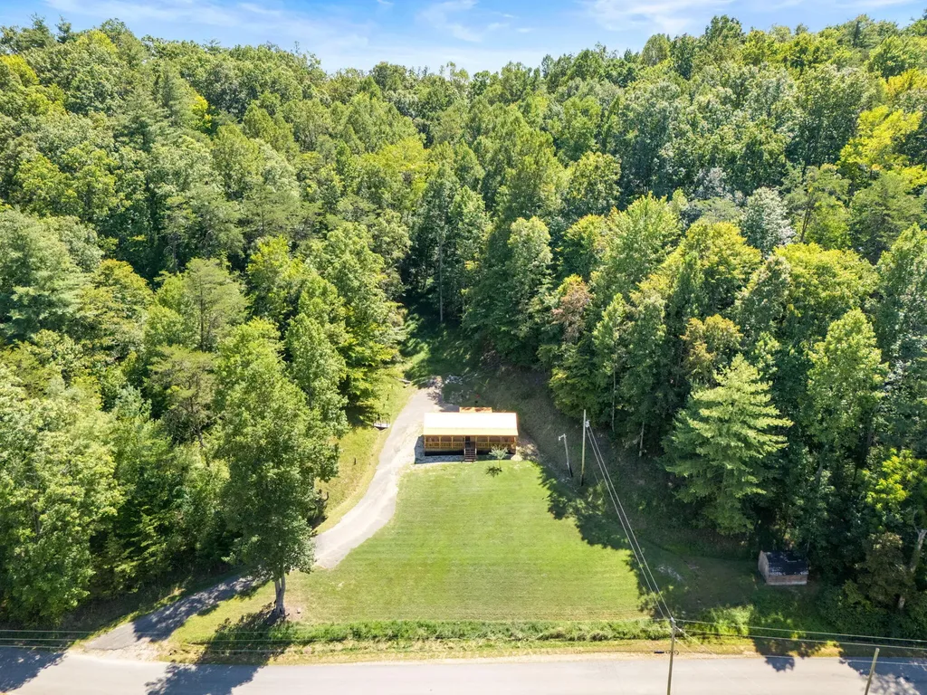 143 Mullins Point Road Campton KY 41301