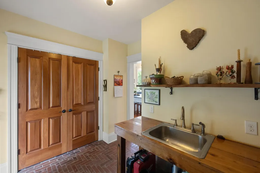 330 Mccracken Pike Versailles KY 40383