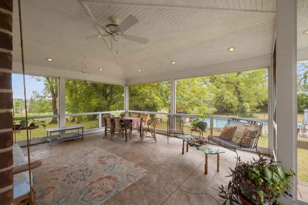 330 Mccracken Pike Versailles KY 40383
