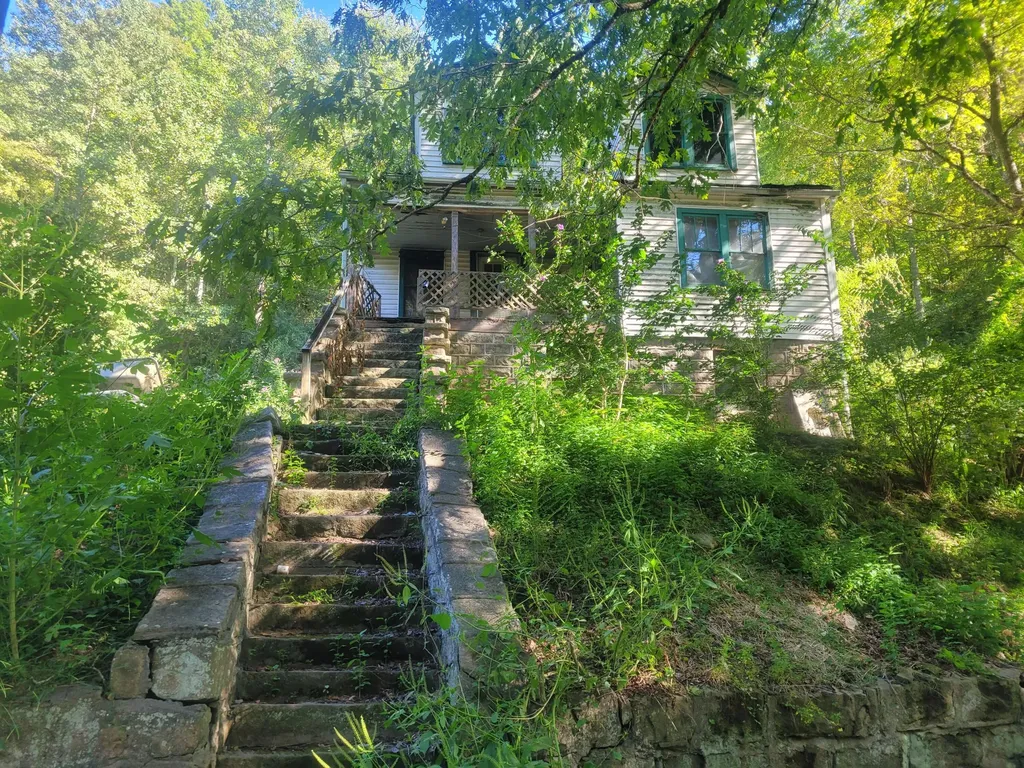 573 Hurricane Creek Road Hyden KY 41749