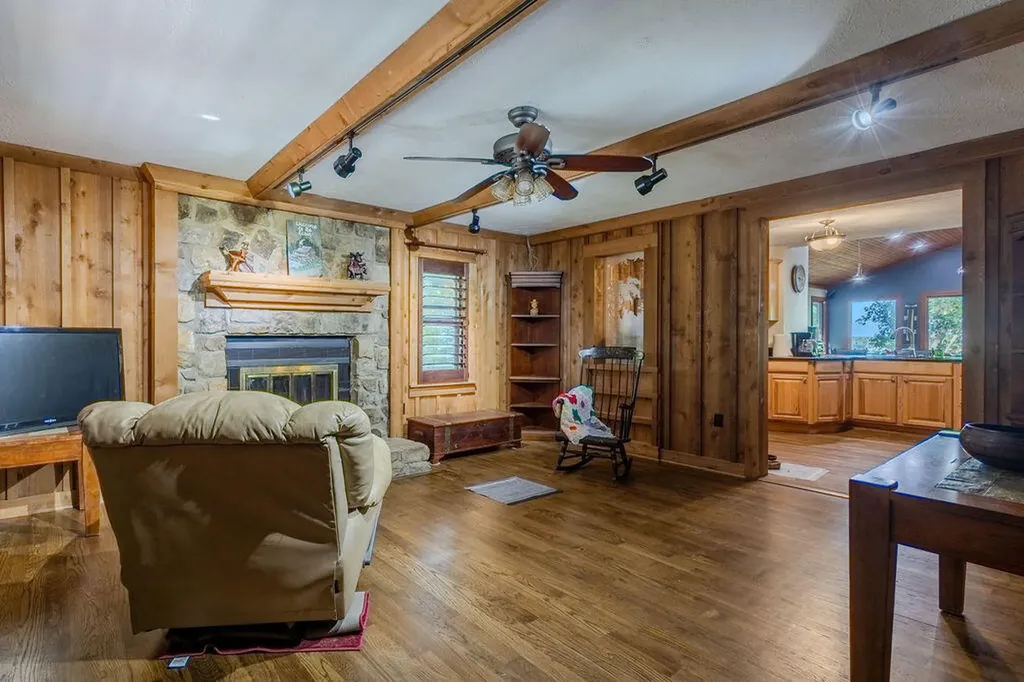 221 S Lake Bluff Lane Scottsville KY 42164