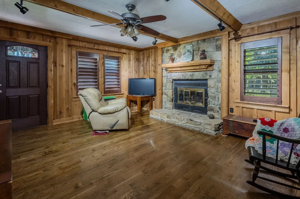 221 S Lake Bluff Lane Scottsville KY 42164