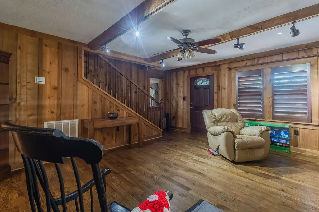 221 S Lake Bluff Lane Scottsville KY 42164