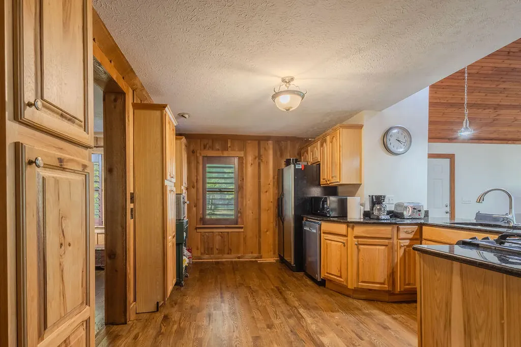 221 S Lake Bluff Lane Scottsville KY 42164