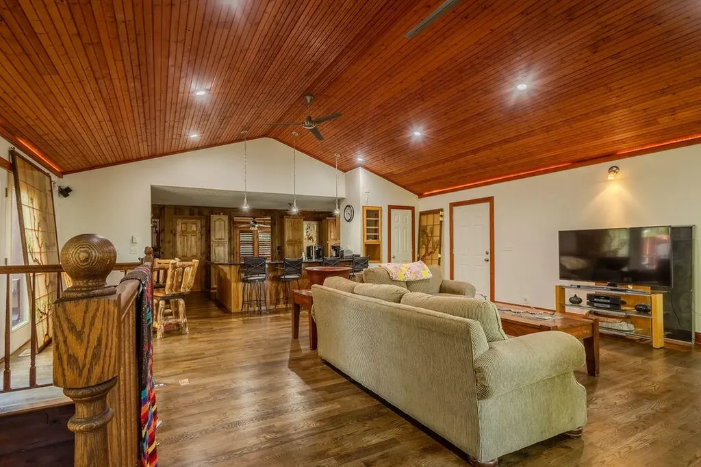 221 S Lake Bluff Lane Scottsville KY 42164