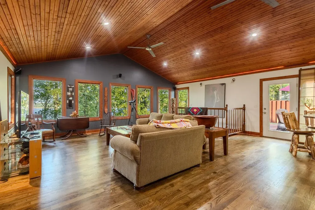 221 S Lake Bluff Lane Scottsville KY 42164
