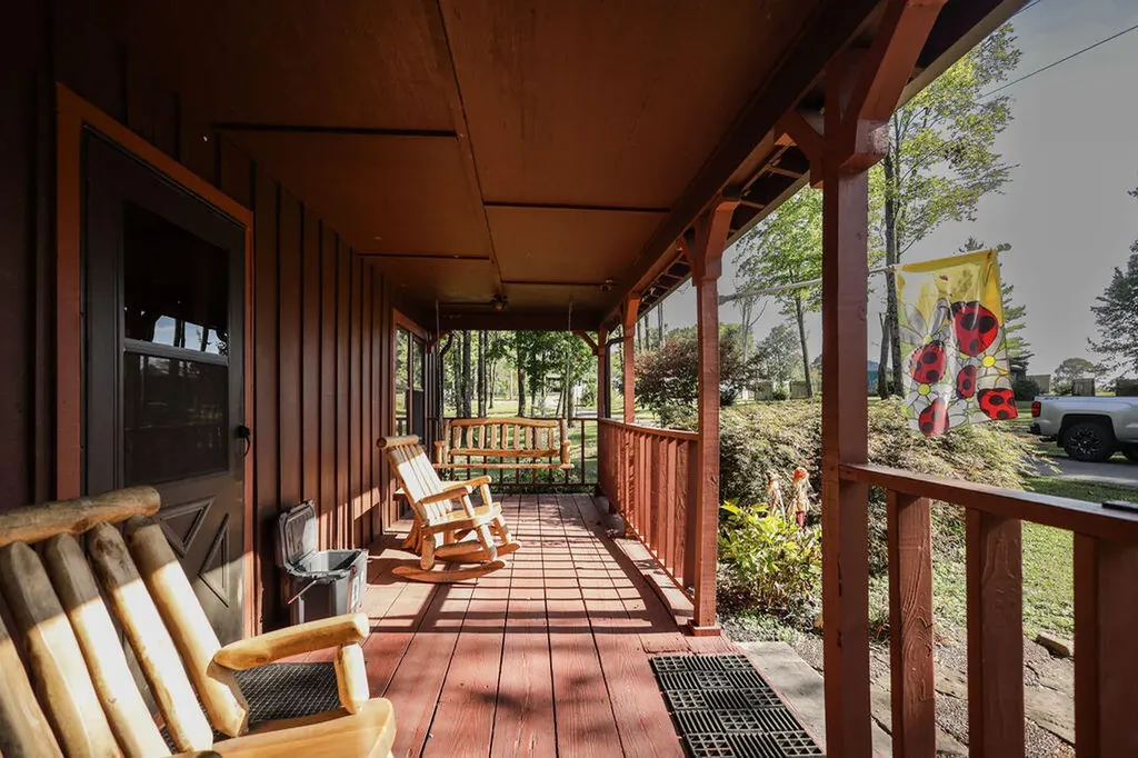 221 S Lake Bluff Lane Scottsville KY 42164