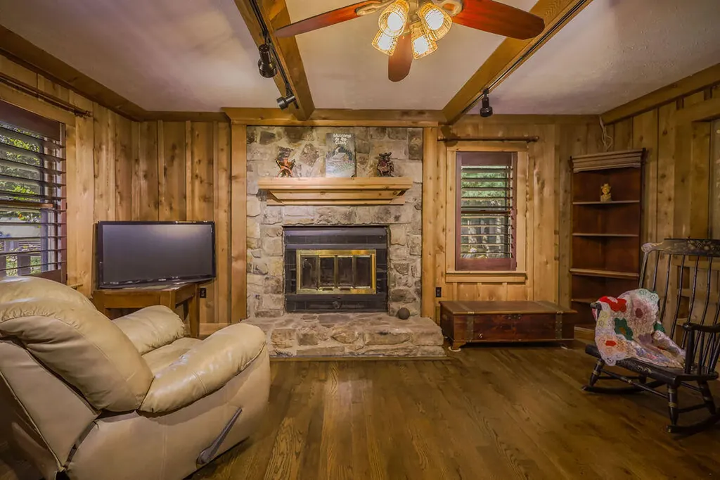 221 S Lake Bluff Lane Scottsville KY 42164