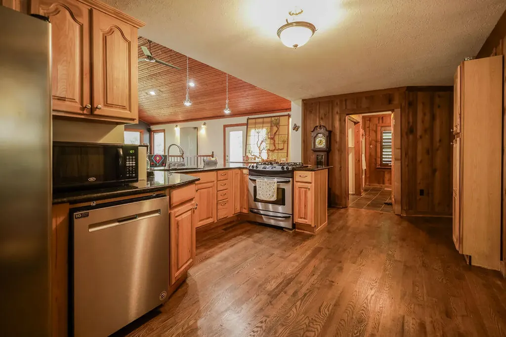 221 S Lake Bluff Lane Scottsville KY 42164