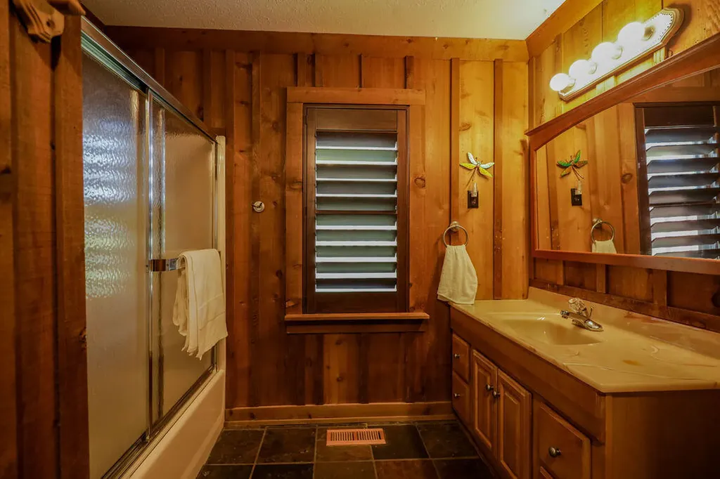 221 S Lake Bluff Lane Scottsville KY 42164