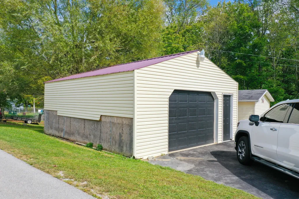 1479 E Williamsburg Street Whitley City KY 42653