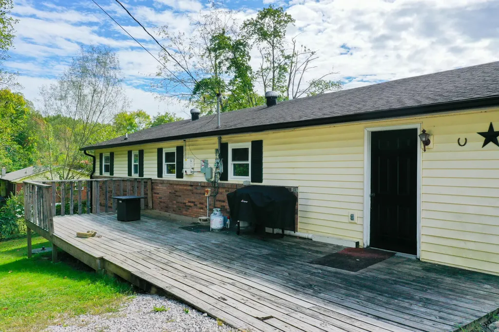 1479 E Williamsburg Street Whitley City KY 42653
