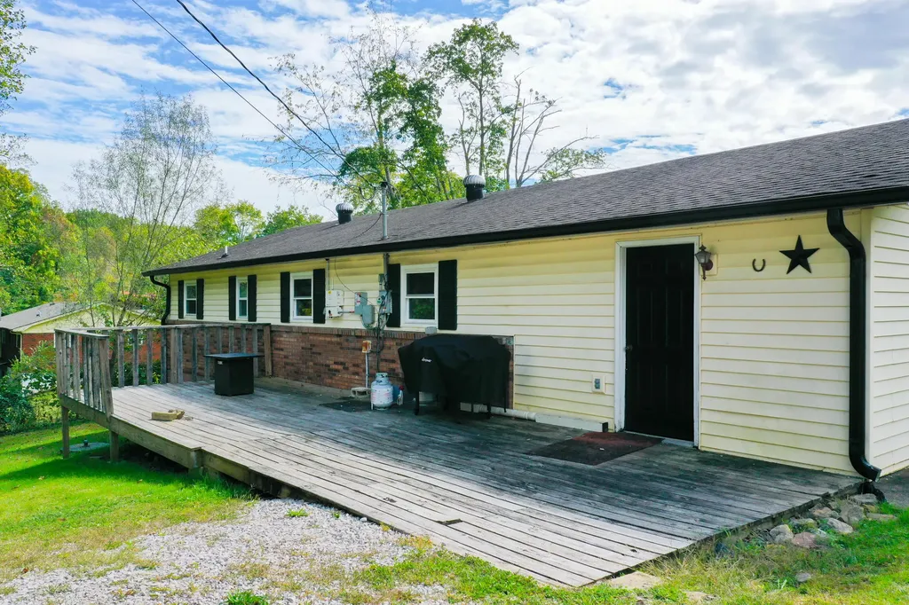 1479 E Williamsburg Street Whitley City KY 42653