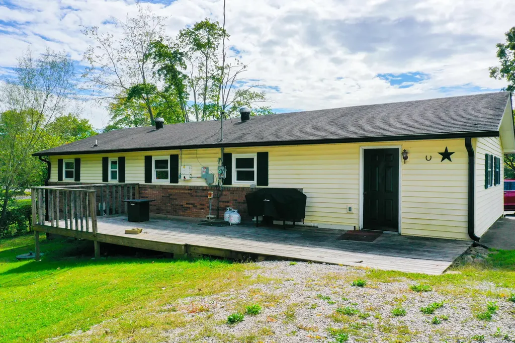 1479 E Williamsburg Street Whitley City KY 42653