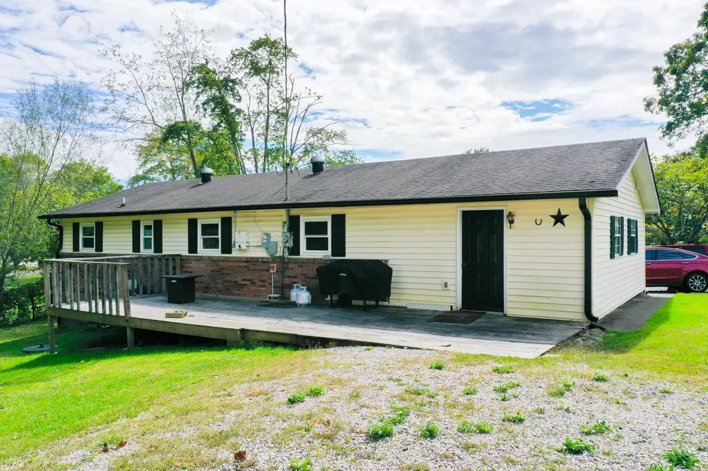 1479 E Williamsburg Street Whitley City KY 42653