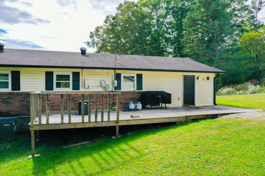 1479 E Williamsburg Street Whitley City KY 42653